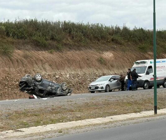 Un bebe lesionado en un vuelco en la circunvalación noroeste