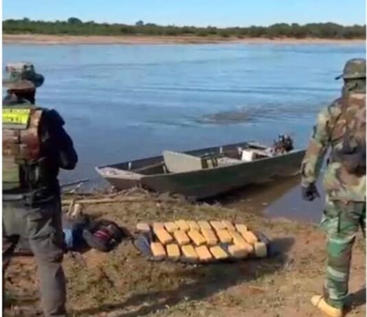 Narcotraficantes escaparon por el río Bermejo y abandonaron 25 kilos de cocaína: dejaron un DNI en la lancha