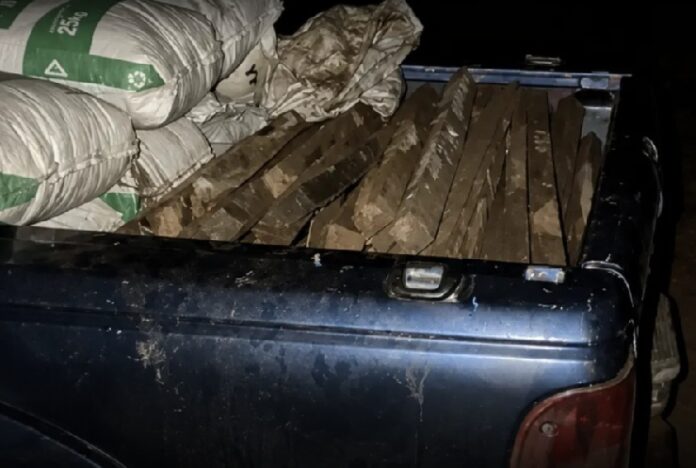 camioneta con bolsas y madera