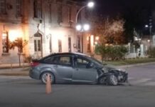 Violento accidente en el centro de Salta: un vehículo terminó incrustado contra un semáforo