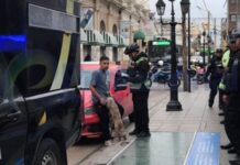 Detectan a un conductor con alcohol en sangre dormido al volante frente al Mercado San Miguel