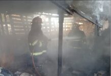 Dramático rescate en Villa Lavalle: policías salvaron a dos niños y una mujer de un voraz incendio