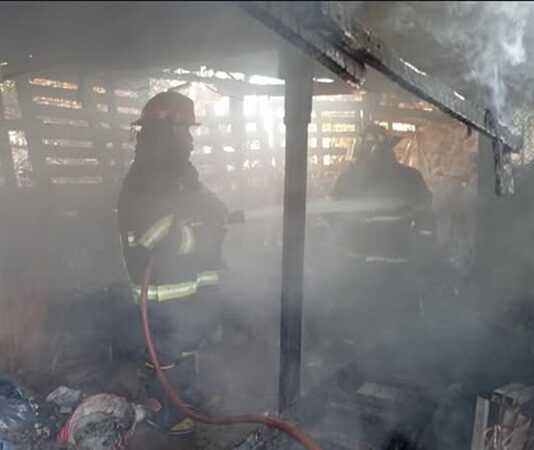 Murió un sereno durante el incendio de una casilla en un obrador y la Policía investiga las causas