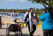 Una mujer camina desde Mosconi a Salta en reclamo de justicia por la muerte de su hija de 15 años y de su nieta