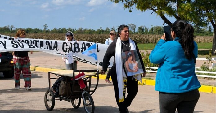 mujer camina a salta