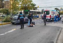 Accidente insólito en el macrocentro salteño: llevaba una torta, su campera se enganchó en la moto y sufrió una fuerte caída
