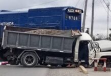 “Milagro en Atocha: un tren de carga destrozó un camión y el conductor sobrevivió con heridas leves”.