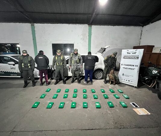 Gendarmería descubrió 27 kilos de cocaína ocultos en un doble fondo de un automóvil que partió de Salta