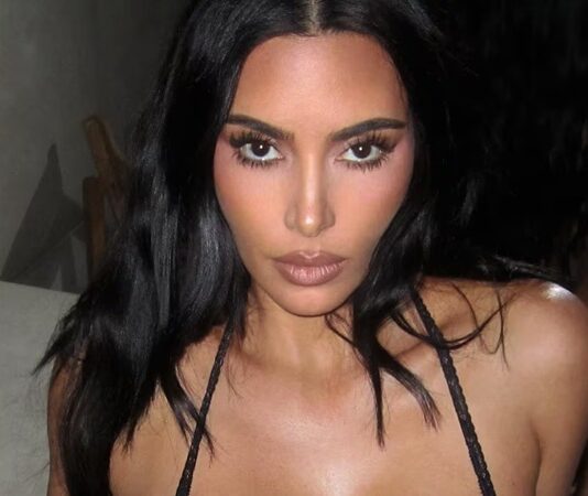 Kim Kardashian mostró la microbikini más chiquita del mundo y llevó la tendencia underboob al extremo