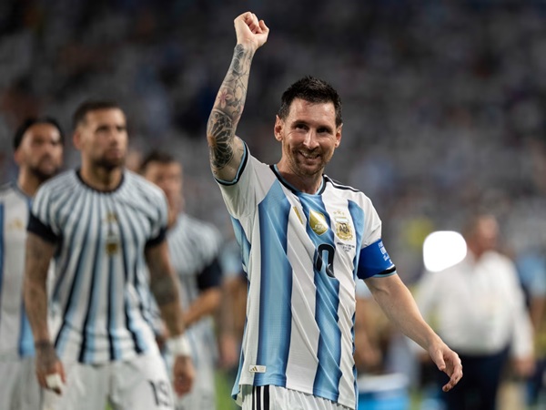 Messi brazo en alto