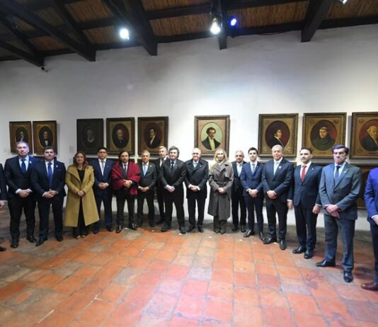 Javier Milei consiguió una foto con gobernadores y reeditó el Pacto de Mayo en la previa de duras votaciones en el Congreso