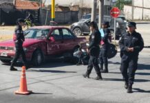 Grave accidente entre un auto y una moto en un semáforo de la ex Combatientes de Malvinas