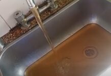 Así sale el agua en Barrio Norte, Esperanza y 45 Viviendas en Embarcación