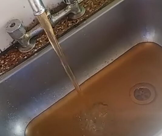 Así sale el agua en Barrio Norte, Esperanza y 45 Viviendas en Embarcación