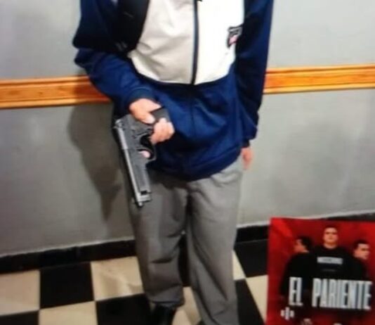 Alarma en una escuela de Embarcación: investigan a un alumno que se fotografió con un arma en pleno aula