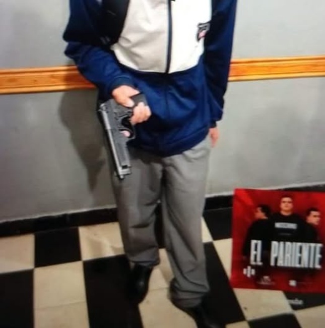 alumno con pistola en mano
