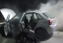 Rescatan a un hombre inconsciente de un auto en llamas: la rápida intervención policial evitó una tragedia