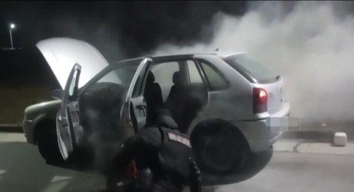 auto incendiado y rescate
