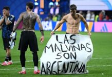 “Las Malvinas son argentinas”, la bandera que colocaron los jugadores en la cancha tras el pase a la final