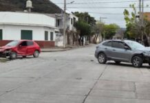 Robó una camioneta, escapó de la Policía y terminó chocando contra otro vehículo y un paredón en Salta
