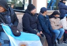 Se agrava el conflicto en Tartagal: cooperativistas se encadenaron y comenzaron una huelga de hambre frente a Rentas