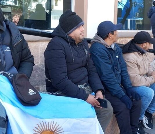 Se agrava el conflicto en Tartagal: cooperativistas se encadenaron y comenzaron una huelga de hambre frente a Rentas