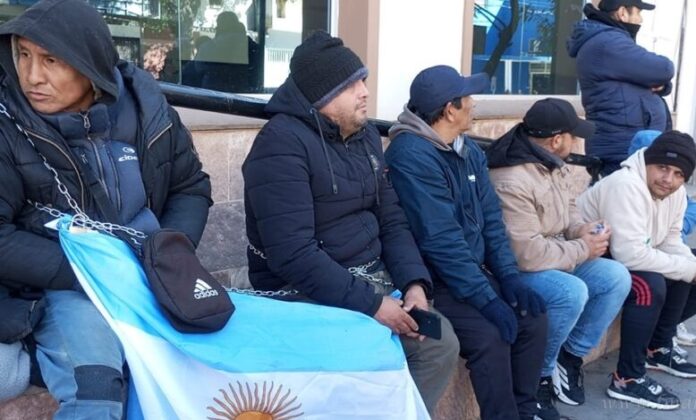 encadenados en la municipalidad de tartagal