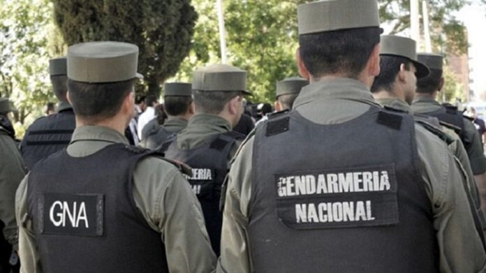 gendarmes de espaldas
