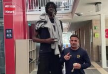 Tiene 18 años, mide casi 2.30 metros y vuelca la pelota sin saltar: la nueva joya del básquet que enamora a la NBA