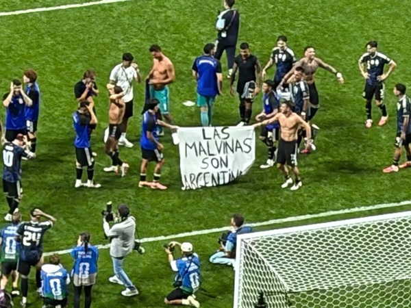 jugadores con la bandera de Malvinas