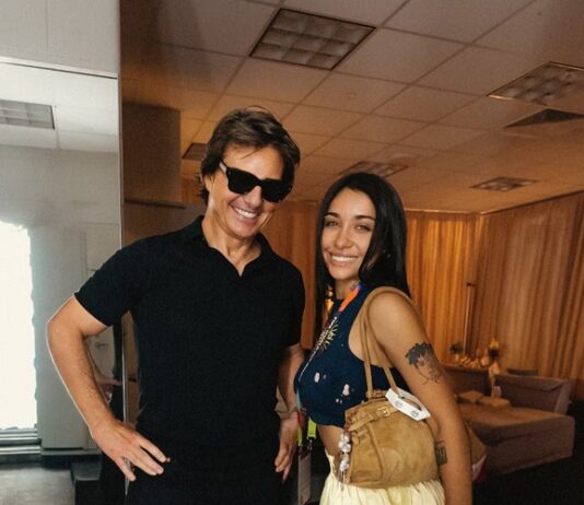 María Becerra mostró la inesperada visita de Tom Cruise a su camarín luego de cantar el Himno en el Mundial