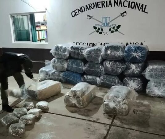 En Aguas Blancas, Gendarmería secuestró más de 52 kilos de marihuana, hojas de coca y cigarrillos de contrabando