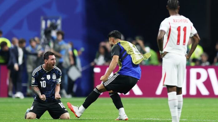 messi de rodillas festejando