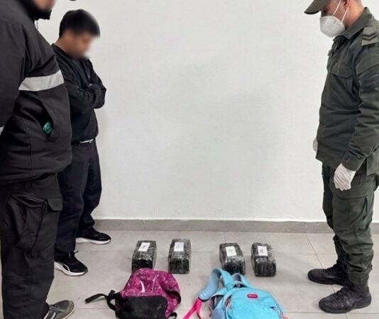 3 mujeres abandonaron mochilas con más de cuatro kilos de marihuana al escapar de Gendarmería en Aguas Blancas