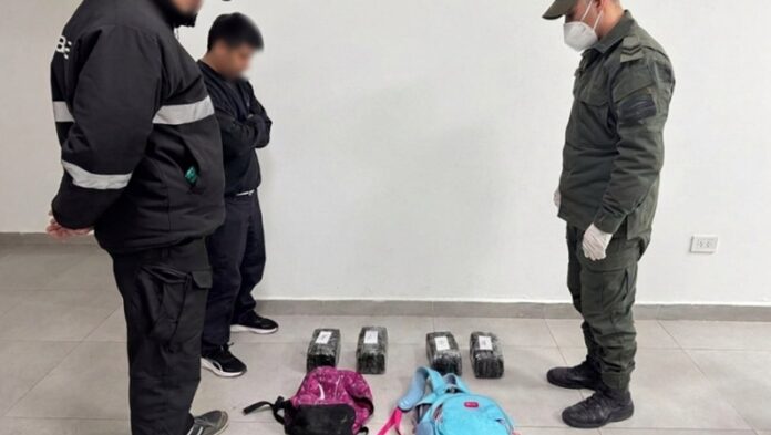 mochilas con 4 kilos de marihuana