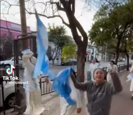 “El que no salta es un ingles” : las monjas en Orán también salieron a festejar