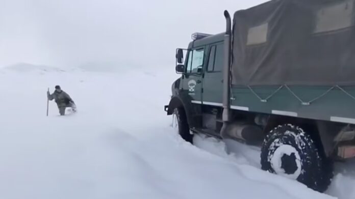nieve camion enterrado