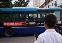 Mientras la Provincia impulsa medidas contra la ludopatía, SAETA promociona un casino online en colectivos y su aplicación