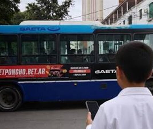 Mientras la Provincia impulsa medidas contra la ludopatía, SAETA promociona un casino online en colectivos y su aplicación
