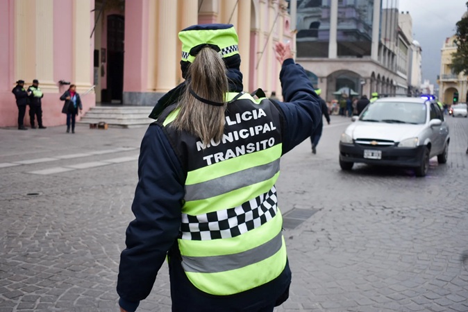 transito frente a la catedral