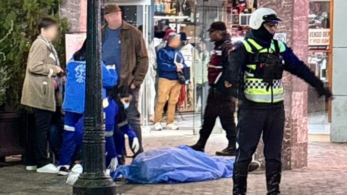 turista muerto en el centro