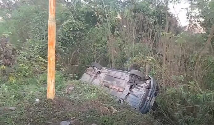volco un auto en pichanal