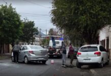 Conducía alcoholizado, chocó un auto estacionado y terminó volcando en pleno centro de Salta