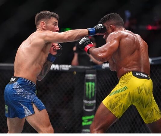 Codazos y golpes en la cara: el impactante nocaut del salteño Esteban Ribovics a una leyenda de la UFC
