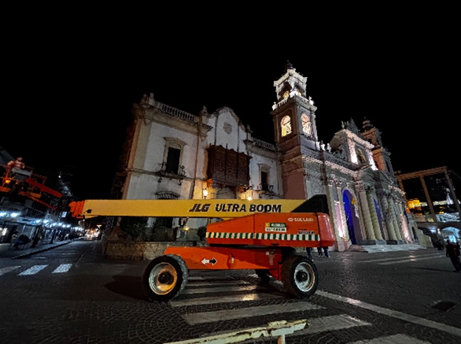 catedral con grua