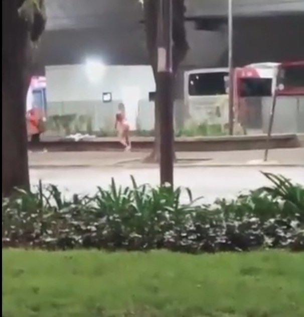 mujer desnuda por libertador